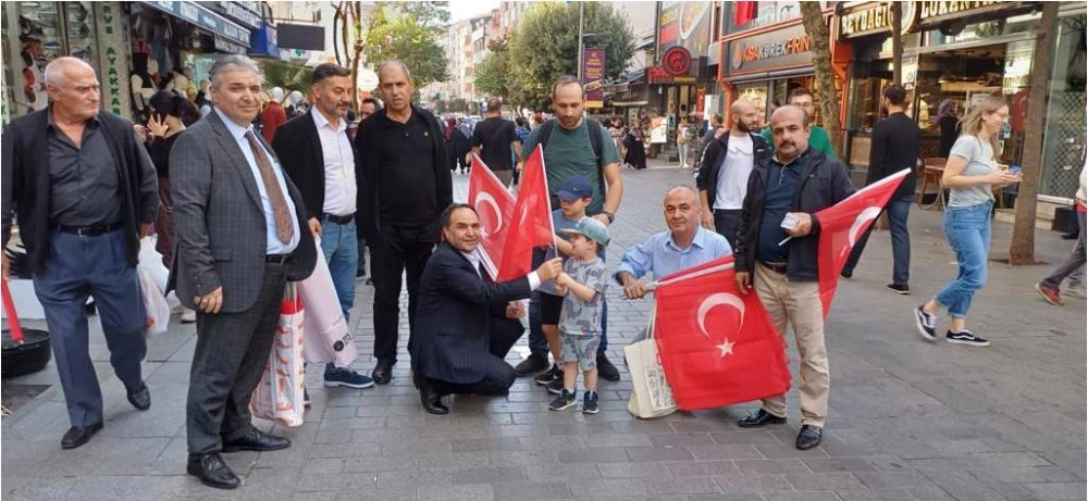 ESENLER ESNAF ODASI ESNAFA BAYRAK DAĞITTI