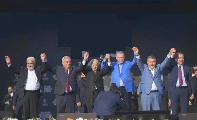 AKP İstanbul, Ankara ve İzmir için arayışta 