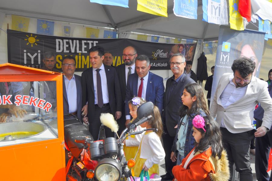 İYİ PARTİ İLÇE BAŞKANI KARA SOKAKTA BAYRAMLAŞTI…