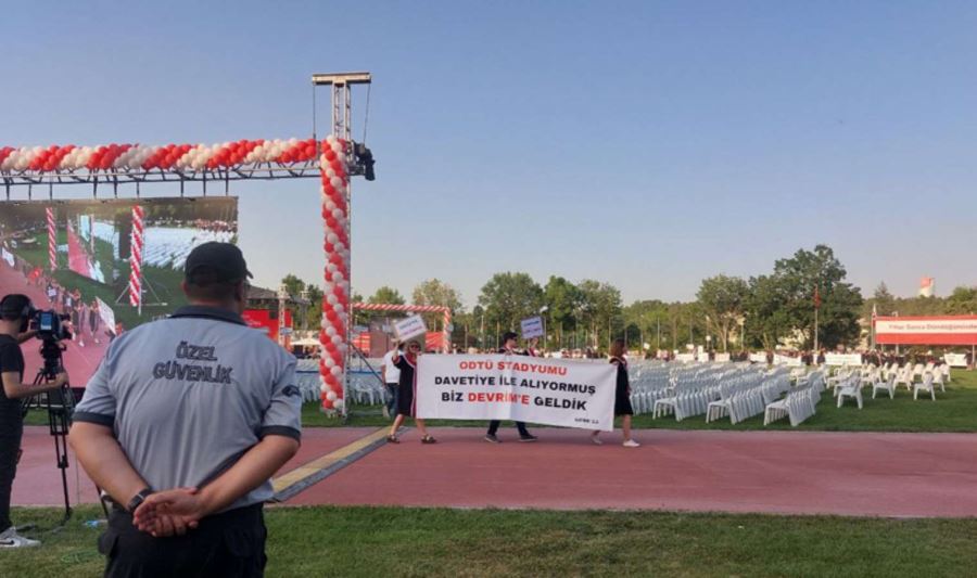 ODTÜ mezuniyetinde pankartlar açıldı