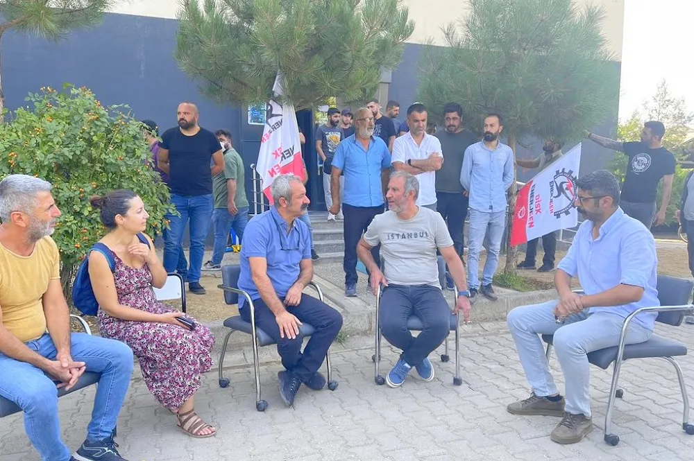 KOMÜNİST BAŞKAN İŞÇİLERLE OMUZ OMUZA!