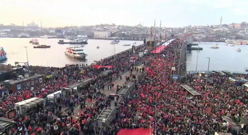 BİNLERCE KİŞİ, 
