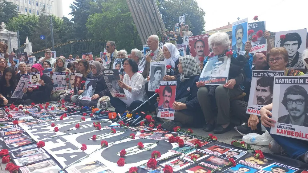 CUMARTESİ ANNELERİNE BARİYERLER 1000. HAFTADA KALDIRILDI