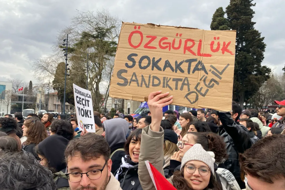 Üniversiteler ayakta...