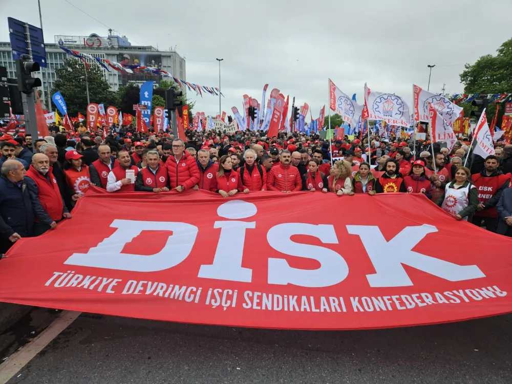 DİSK,  “Böylesi bir durumda biz de 1 Mayıs çelengimizle Taksim’e doğru yola koyuluruz”