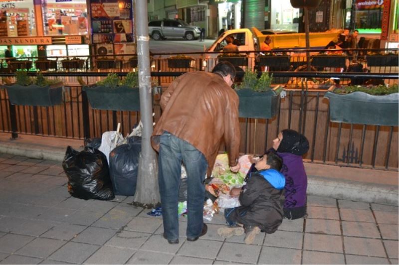 Esenlik Kentinde Çöpte Yiyecek Arıyorlar!