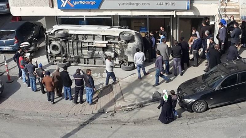 Hızını Alamayan Otomobil Dükkâna Girdi