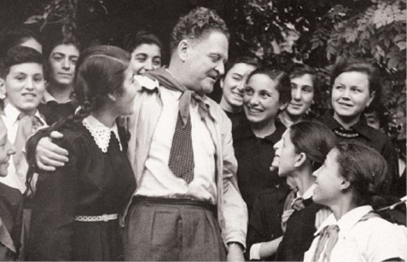 Yoldaş Nazım Yaşıyor