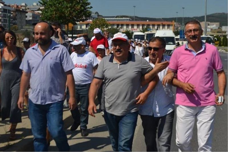 Kırmızı: AKP