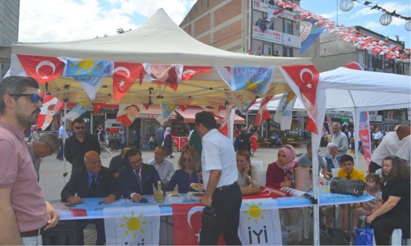 Esenler İYİ PARTİ Halkla Meydanda Bayramlaştı 