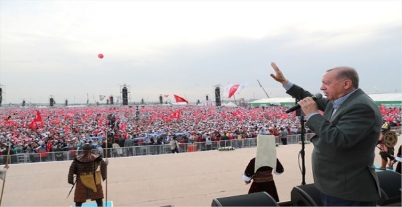 Erdoğan Atatürk Havaalanını 560 bin kişi ile fethetti