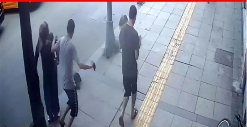 Yolda yürüyen kadını iterek düşürdü, hiçbir şey yokmuş gibi yoluna devam etti